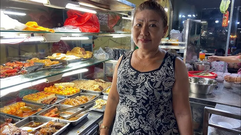 Cơm tấm Tuyết Cây Gõ với sườn nướng tràn dĩa và chả cua hấp dẫn.