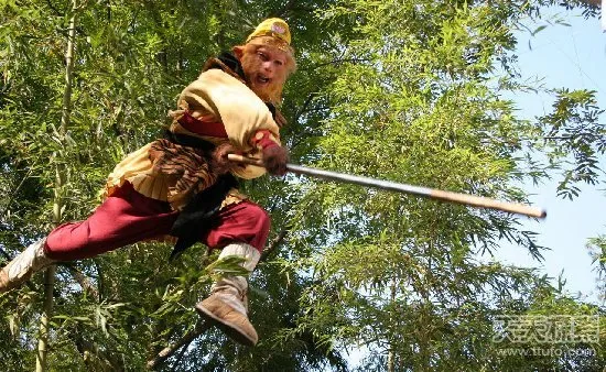 Mặc Uyên uy nghiêm thi triển một trong Địa Sát 72 Phép Thần Thông