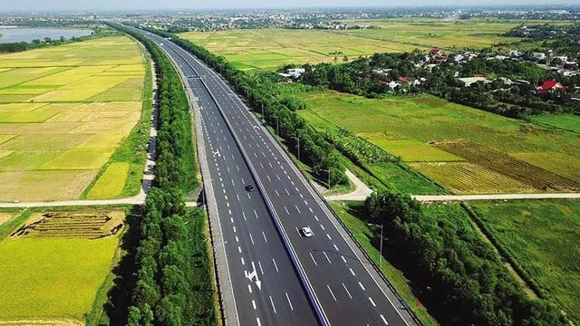 Minh An và Hoàng Khải đứng trước ngã rẽ định mệnh trong Lựa Chọn Phân Kỳ, biểu thị những con đường khác biệt mà họ phải chọn